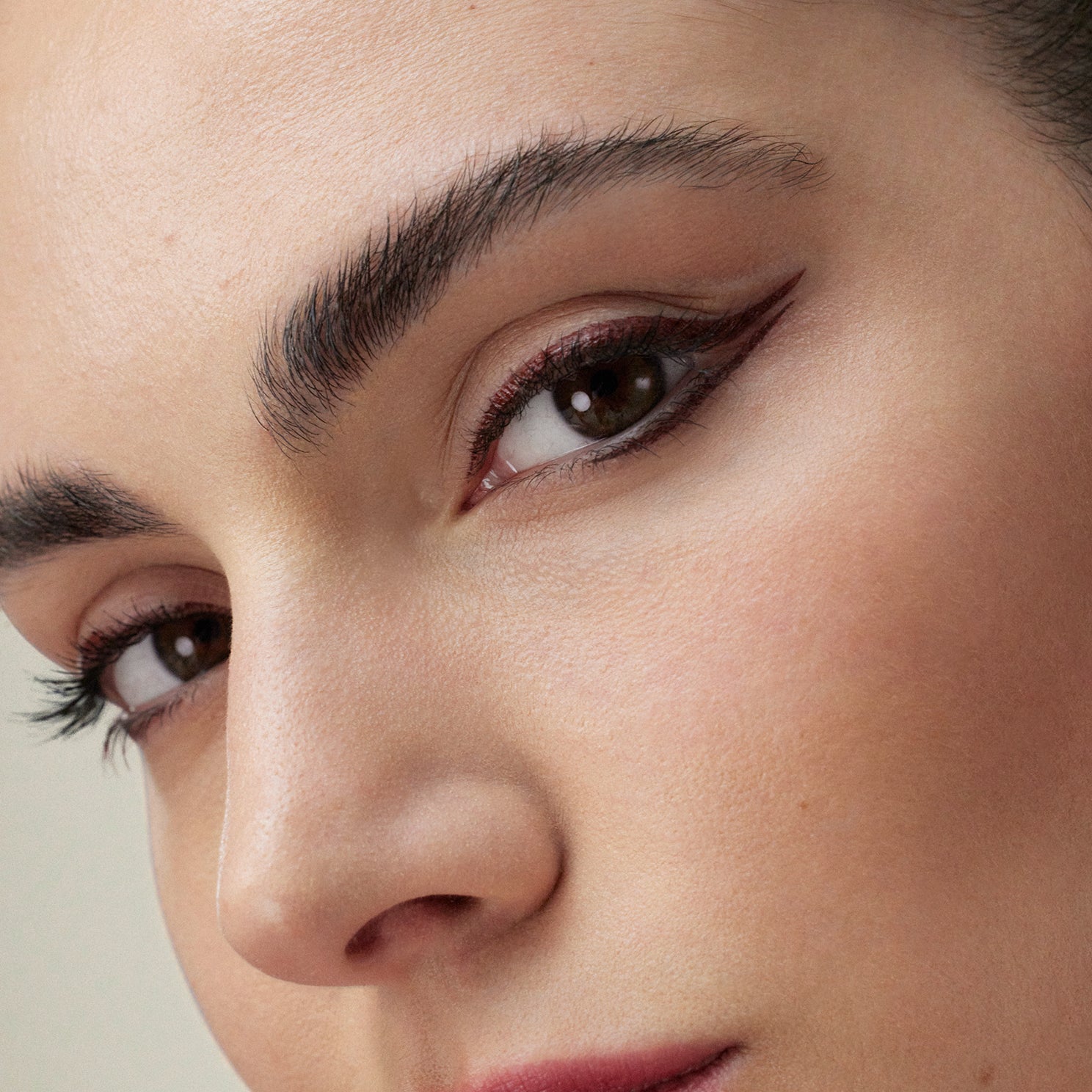 lavera Liquid Elements Eyeliner -Fire Red 01- (DDM 01.01.2027) lors de l'application