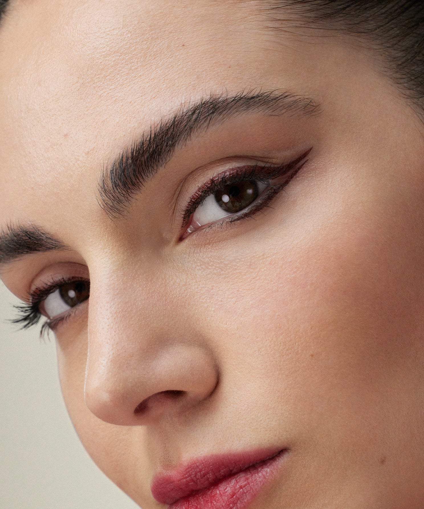 lavera Liquid Elements Eyeliner -Fire Red 01- lors de l'application