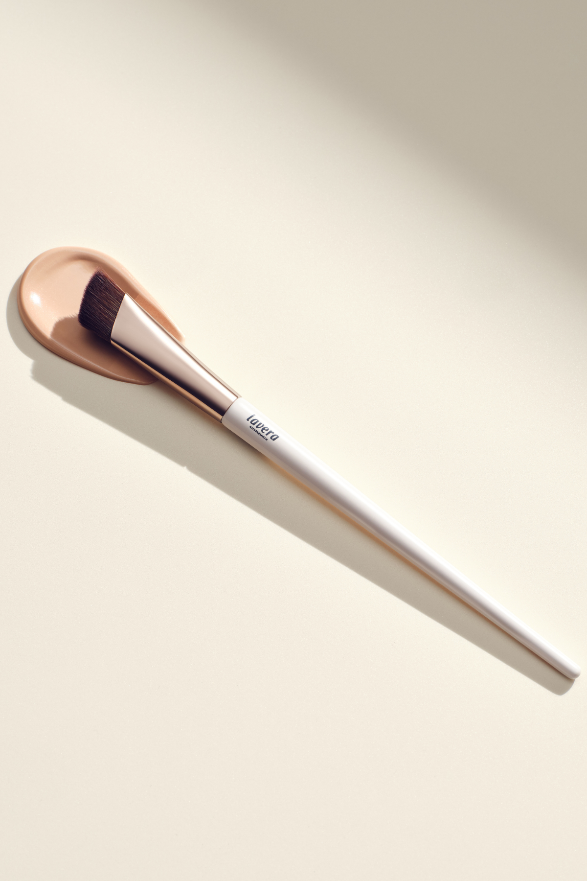lavera Dream Blend Concealer Brush lors de l'application