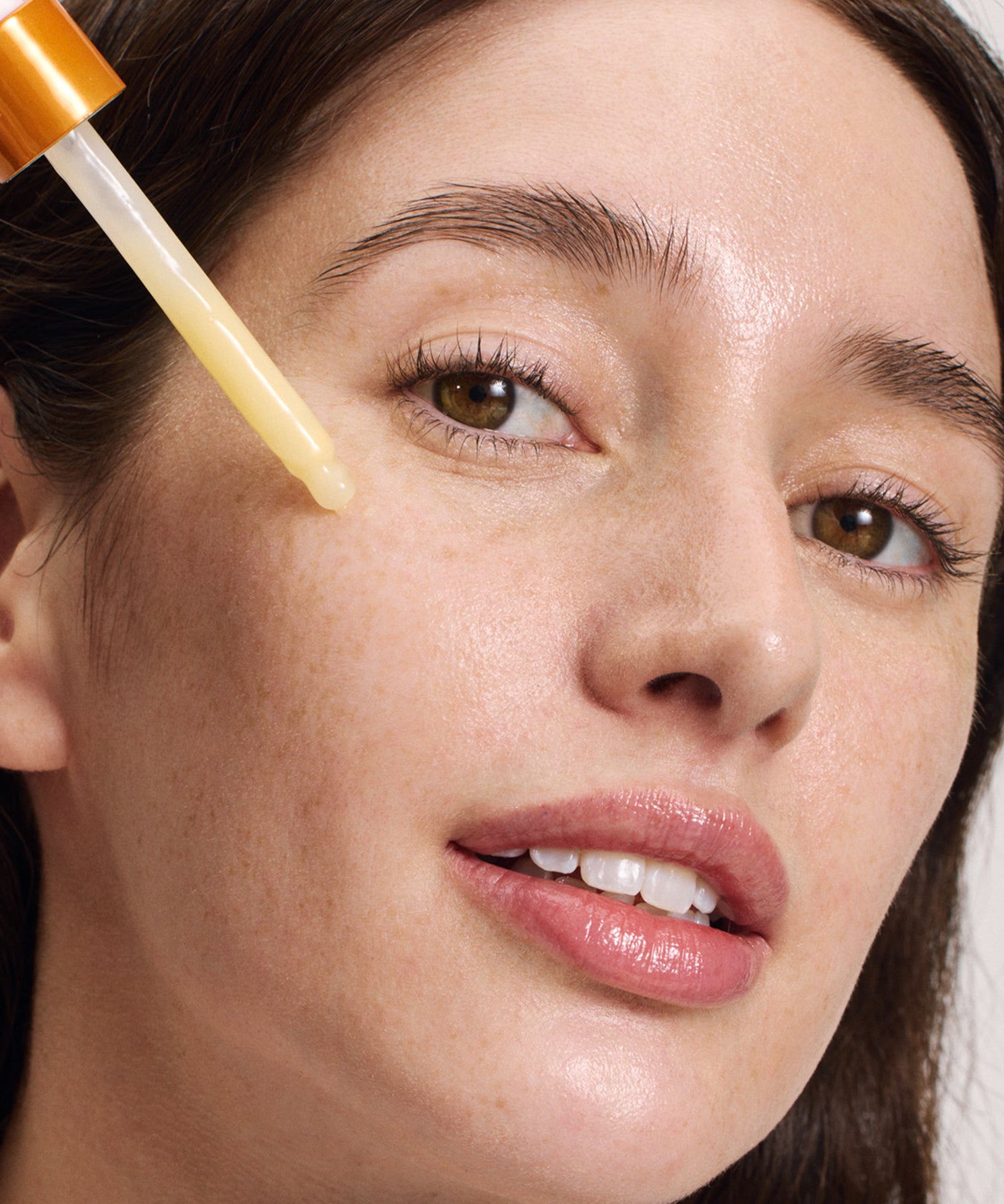 lavera Glow By Nature Vitamin C Boost Serum in der Anwendung