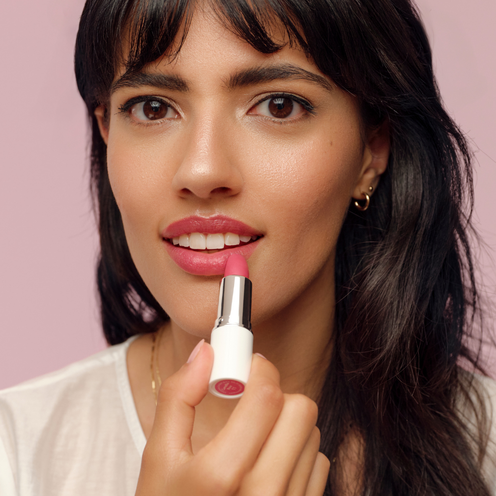 lavera Cream Glow Lipstick -Wild Rose 09- lors de l'application