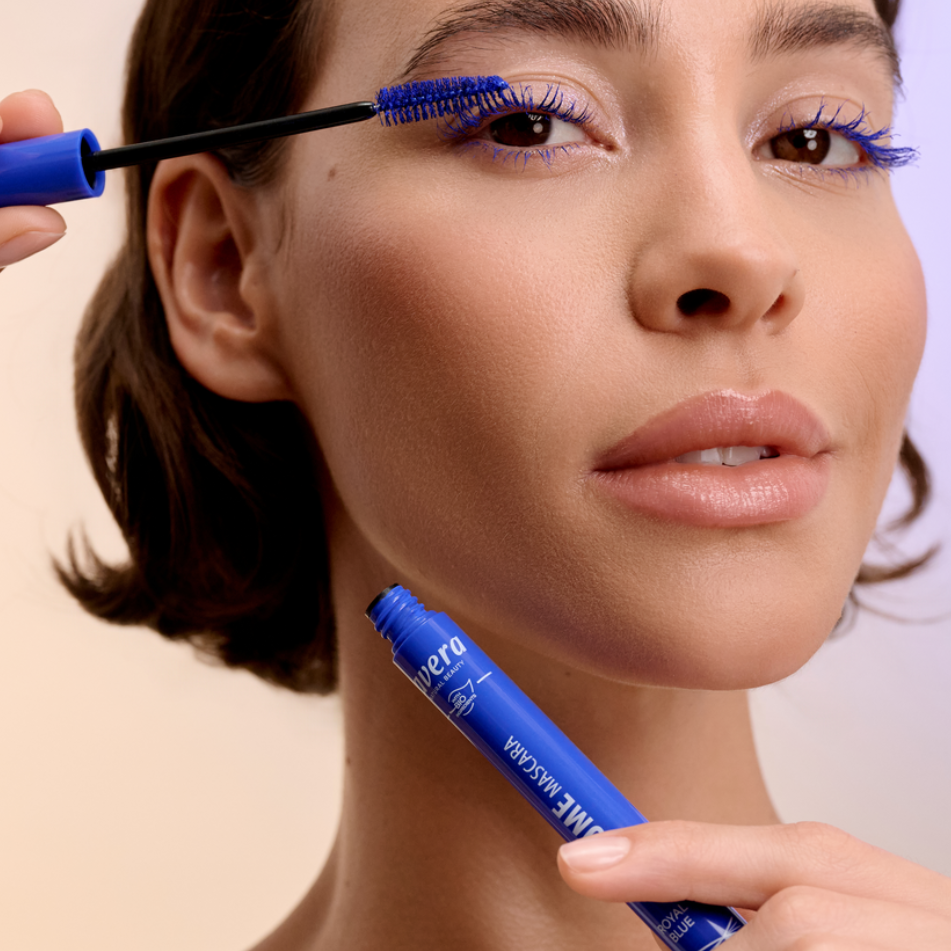 lavera Volume Mascara -Royal Blue 01- lors de l'application