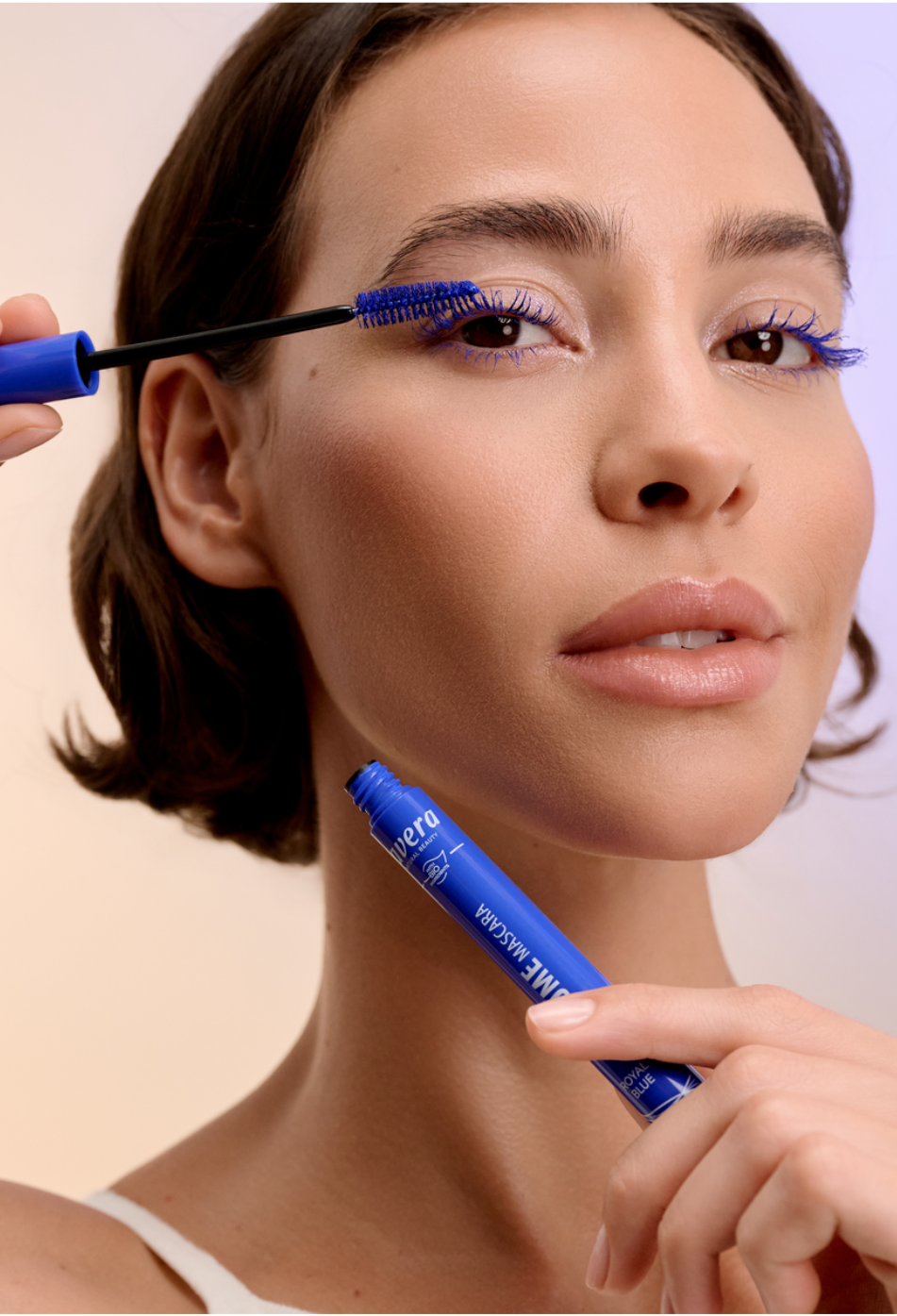 lavera Volume Mascara -Royal Blue 01- in der Anwendung