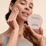 lavera Cream to Powder Foundation -Light 1.0- lors de l'application