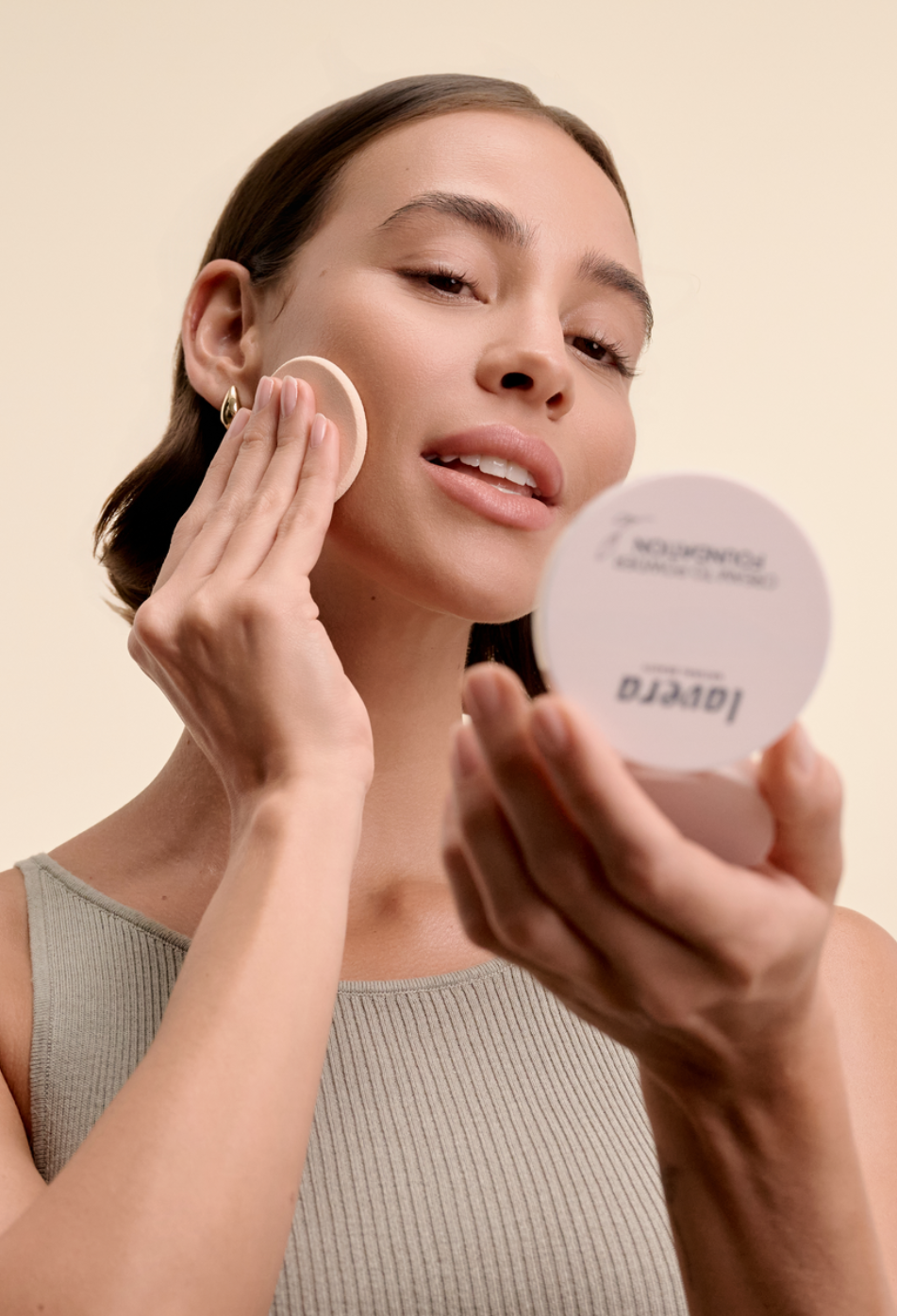 lavera Cream to Powder Foundation -Light 1.0- lors de l'application