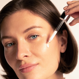 lavera Skin Longevity Zellschutz-Serum in der Anwendung