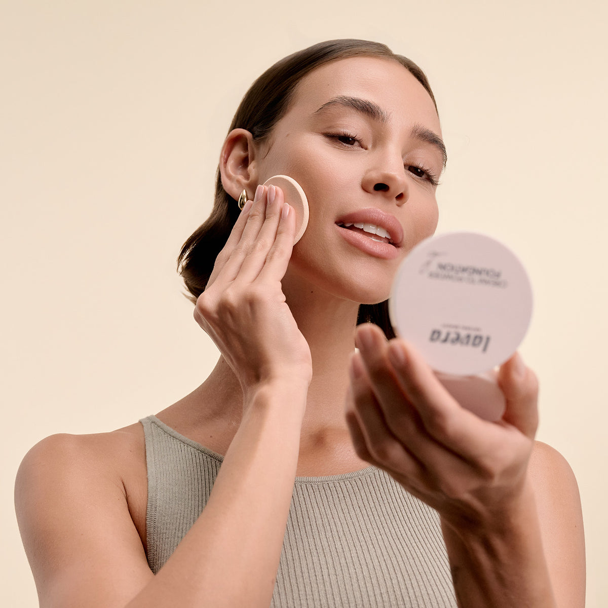 lavera Cream to Powder Foundation -Tanned 02- lors de l'application