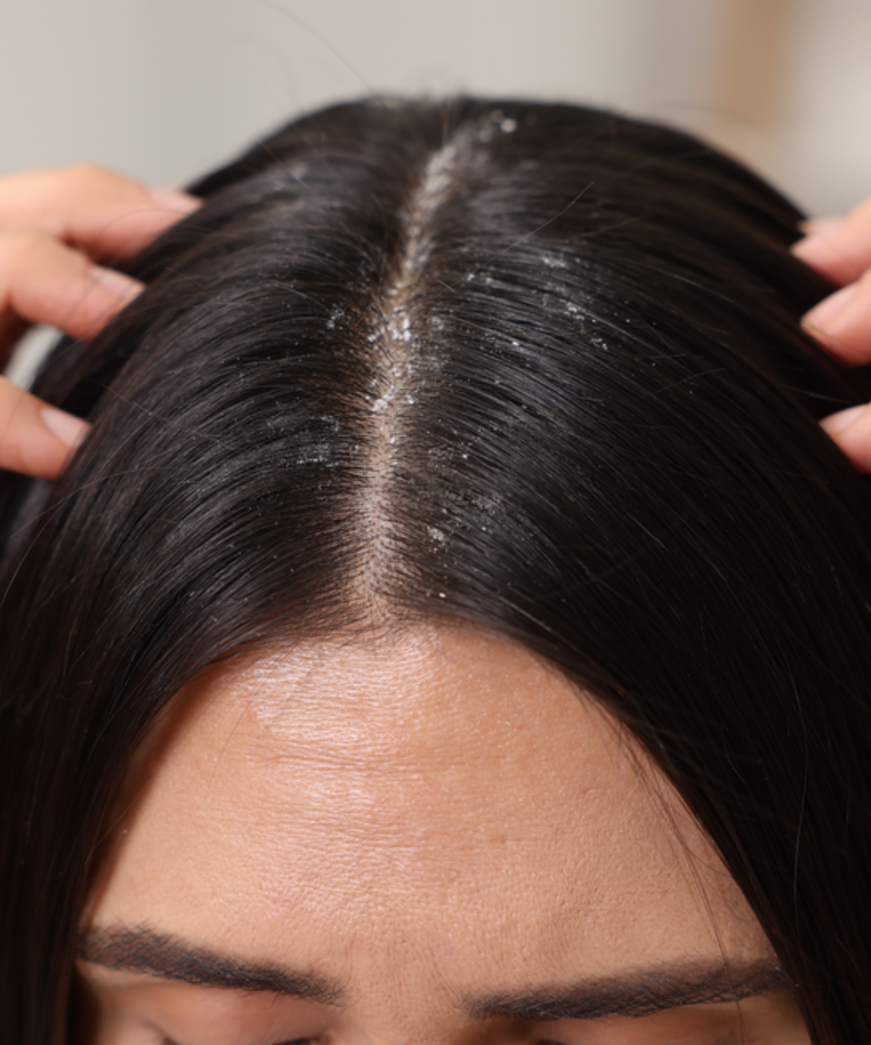 lavera Pflegeshampoo Anti-Schuppen in der Anwendung