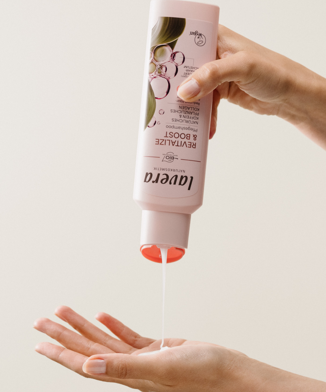 lavera Pflegeshampoo Revitalize & Boost in der Anwendung