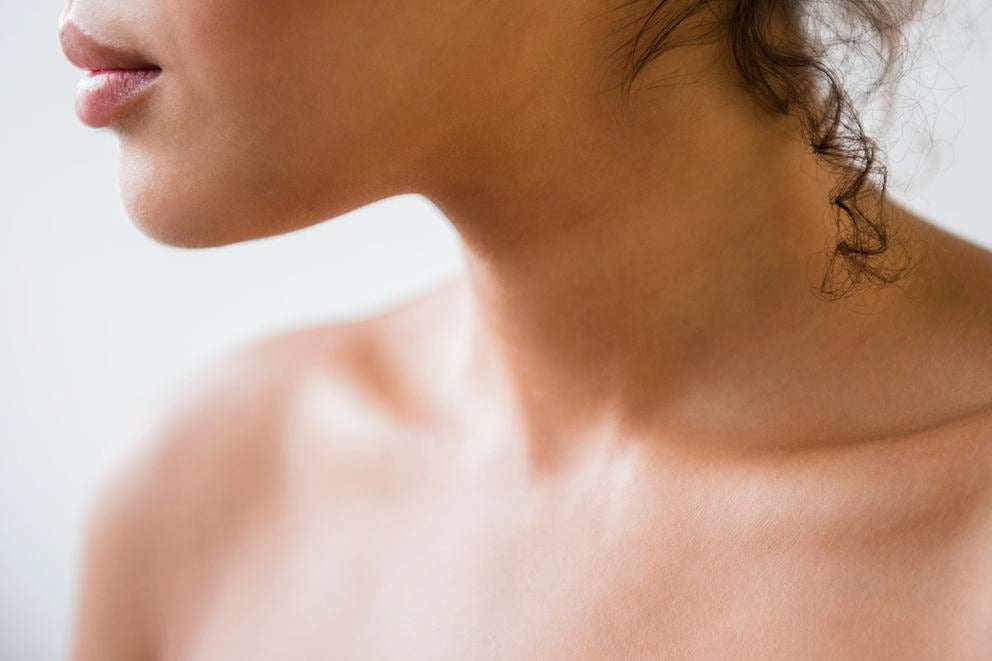 Gros plan du cou et décolleté d'une femme en vue de profil