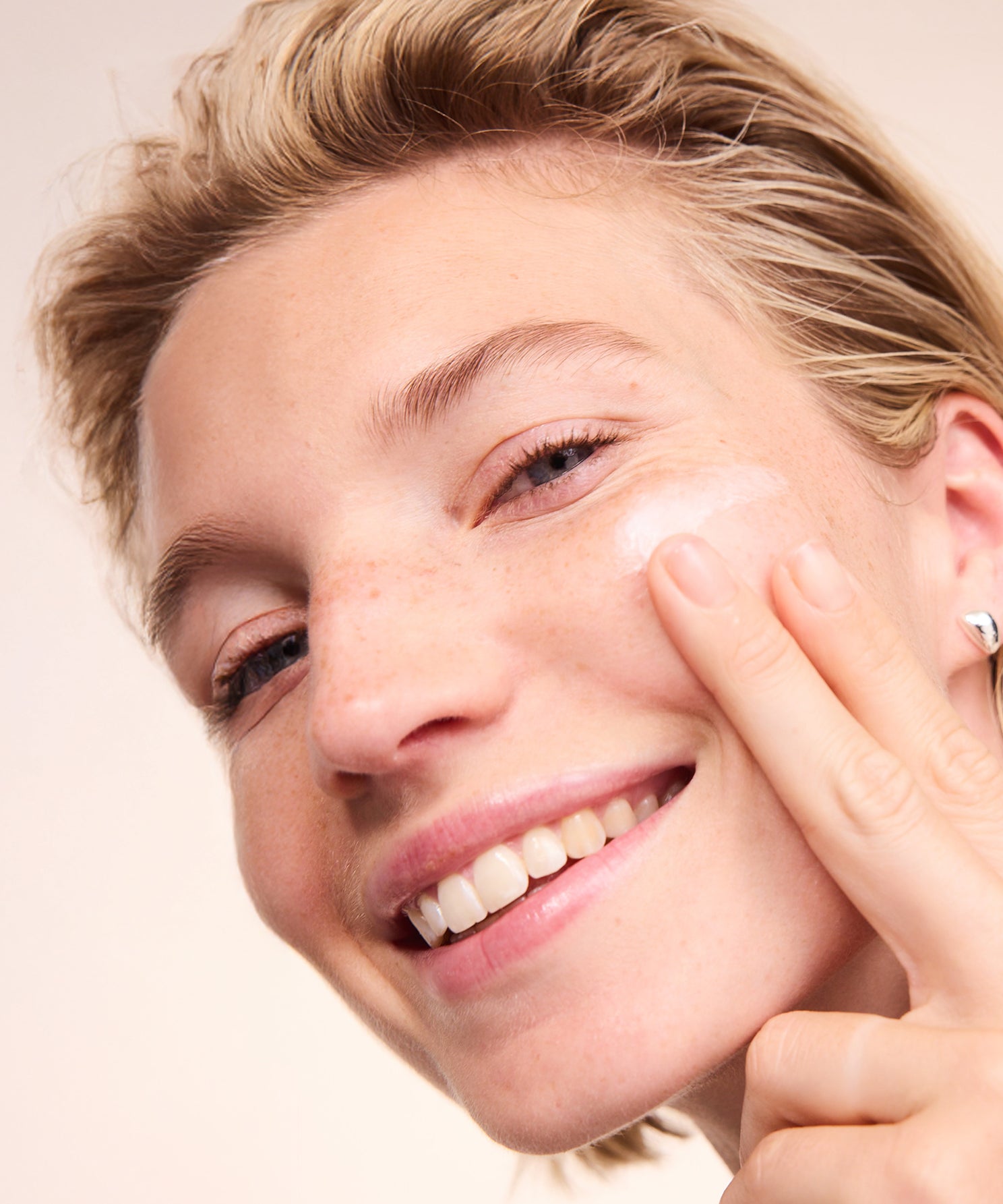 lavera basis sensitive Crème hydratante nourissante lors de l'application