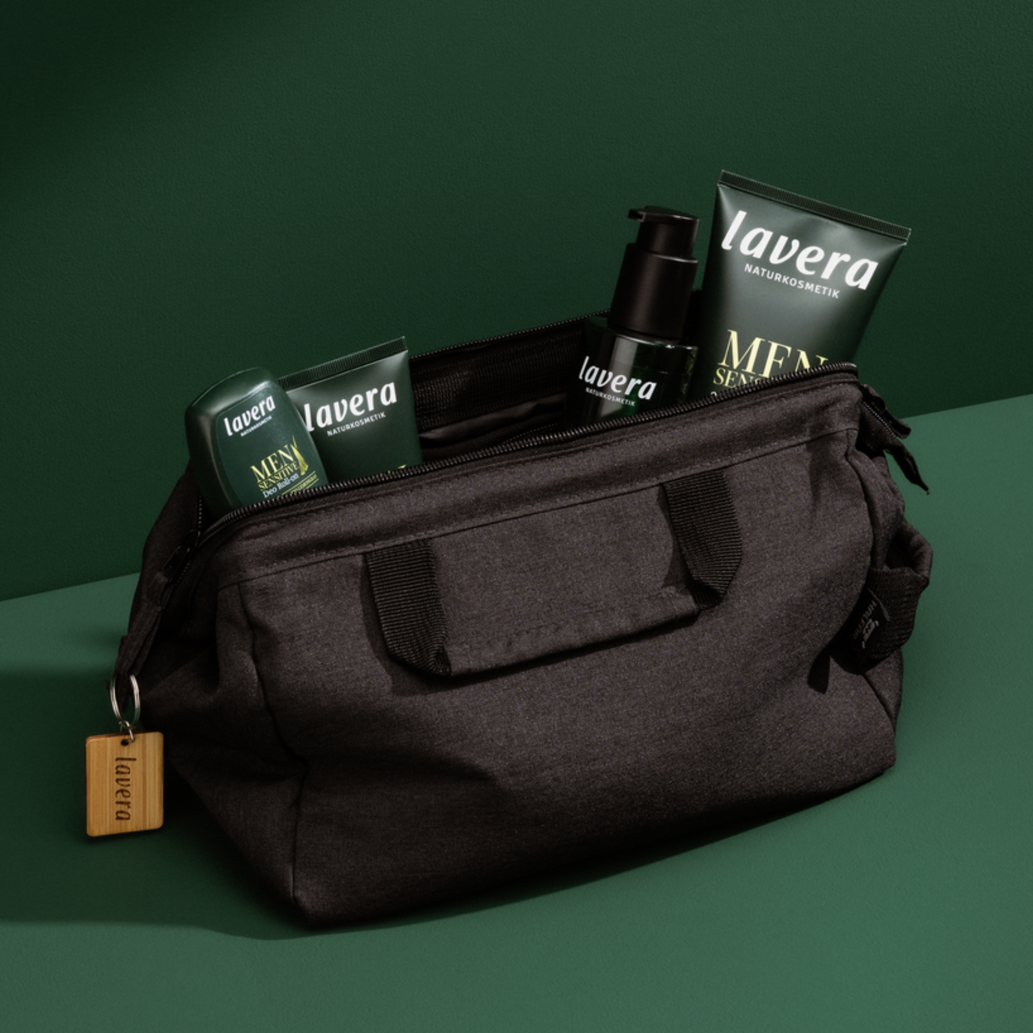 lavera Men sensitive 4in1 Pflege-Set + Kulturbeutel lors de l'application