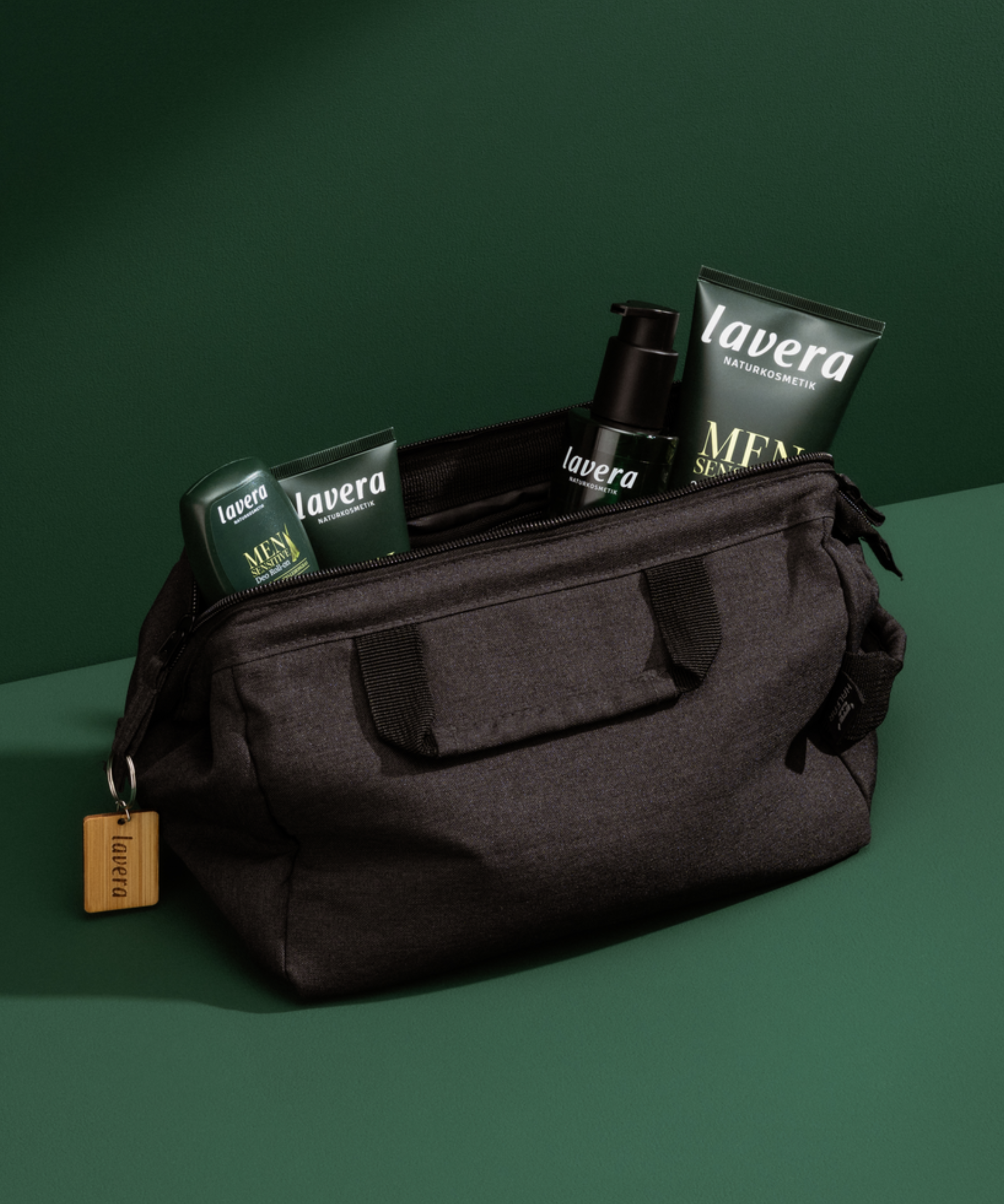 lavera Men sensitive 4in1 Pflege-Set + Kulturbeutel in der Anwendung