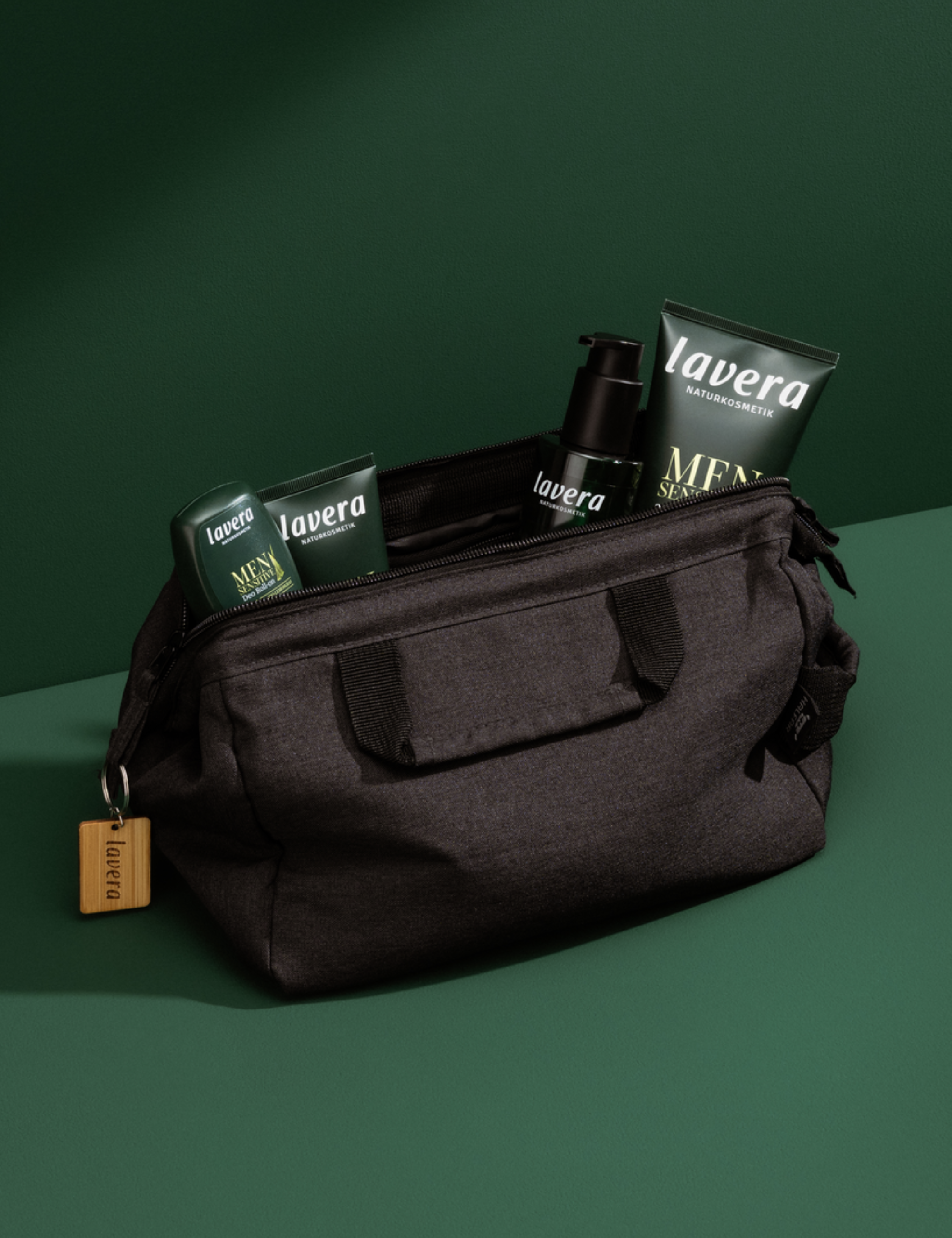 lavera Men sensitive 4in1 Pflege-Set + Kulturbeutel in der Anwendung
