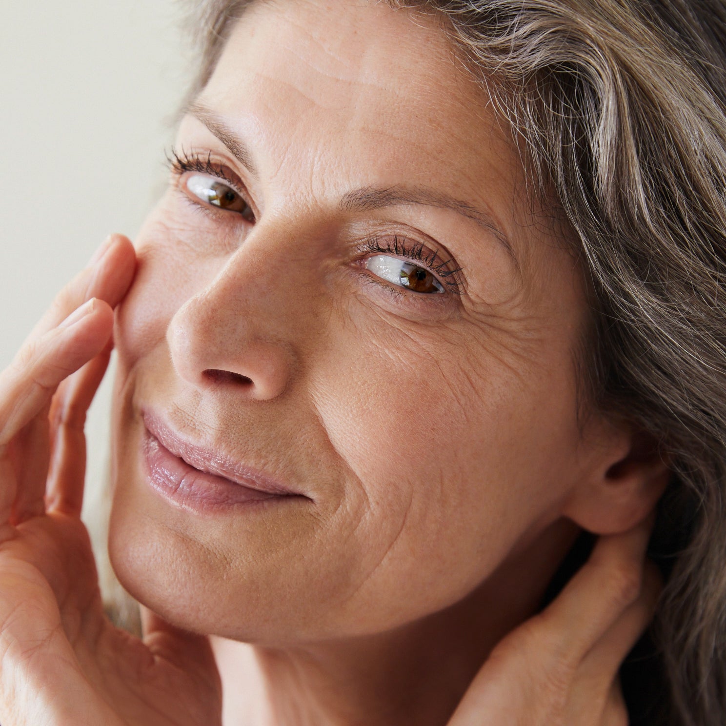lavera MY AGE Augen- & Lippenkonturcreme in der Anwendung