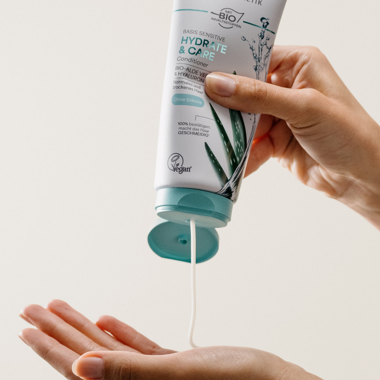 lavera Après-Shampooing basis sensitive Hydrate & Care lors de l'application