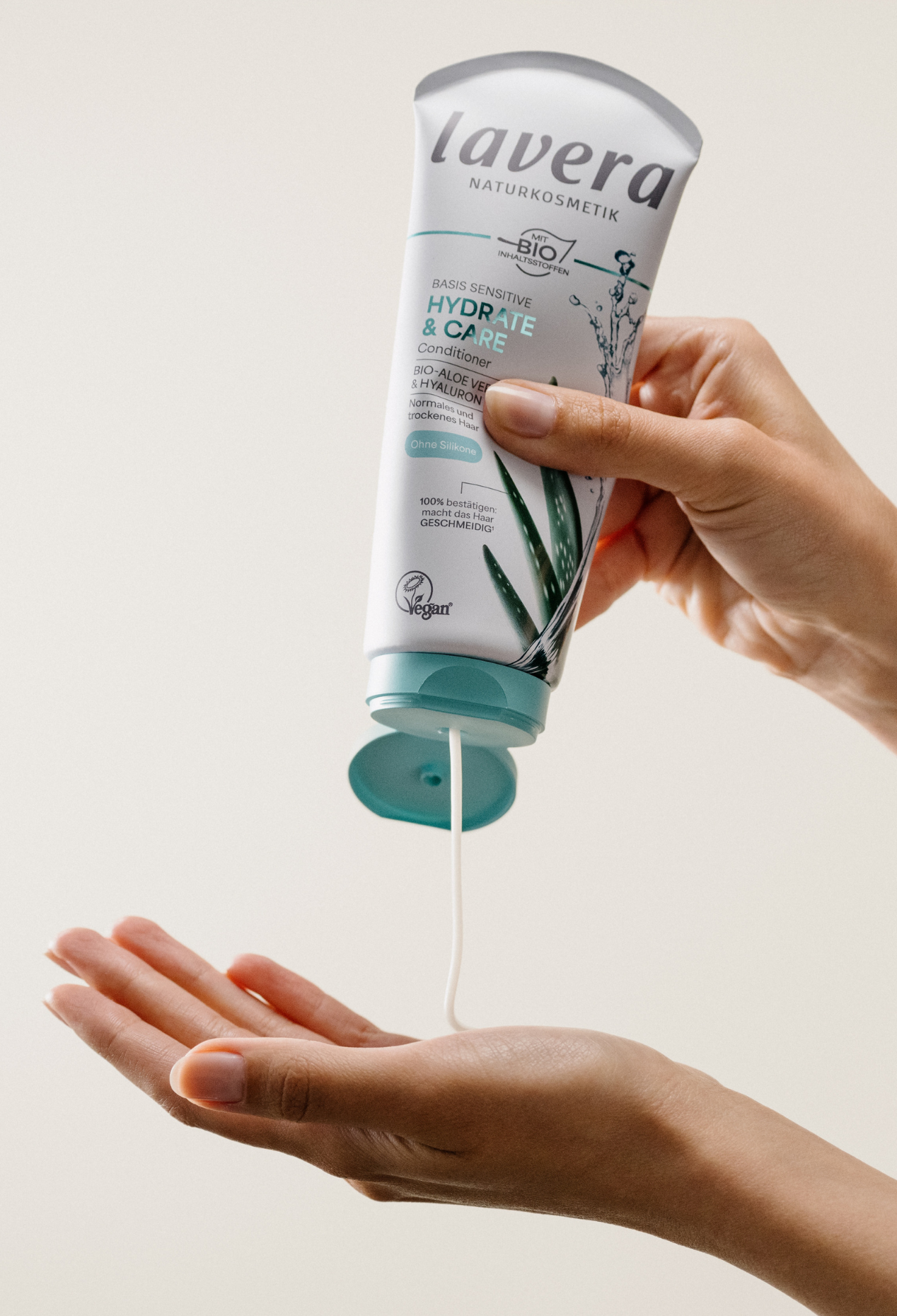 lavera Après-Shampooing basis sensitive Hydrate & Care lors de l'application