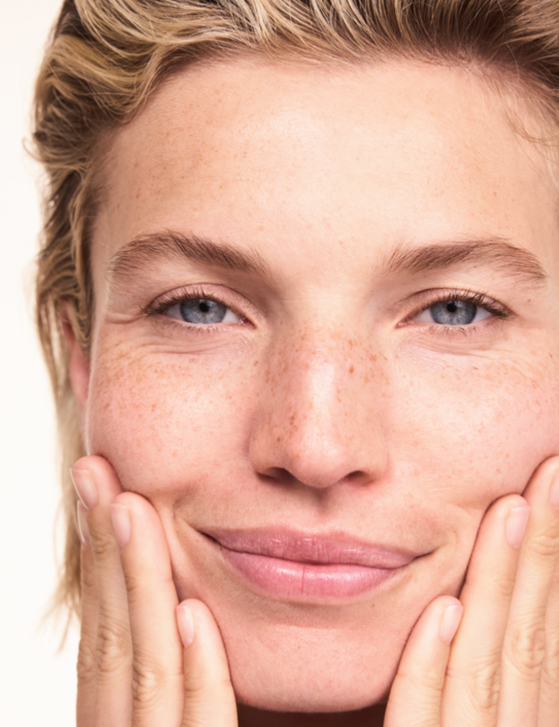 lavera basis sensitive Reinigungsmilch in der Anwendung