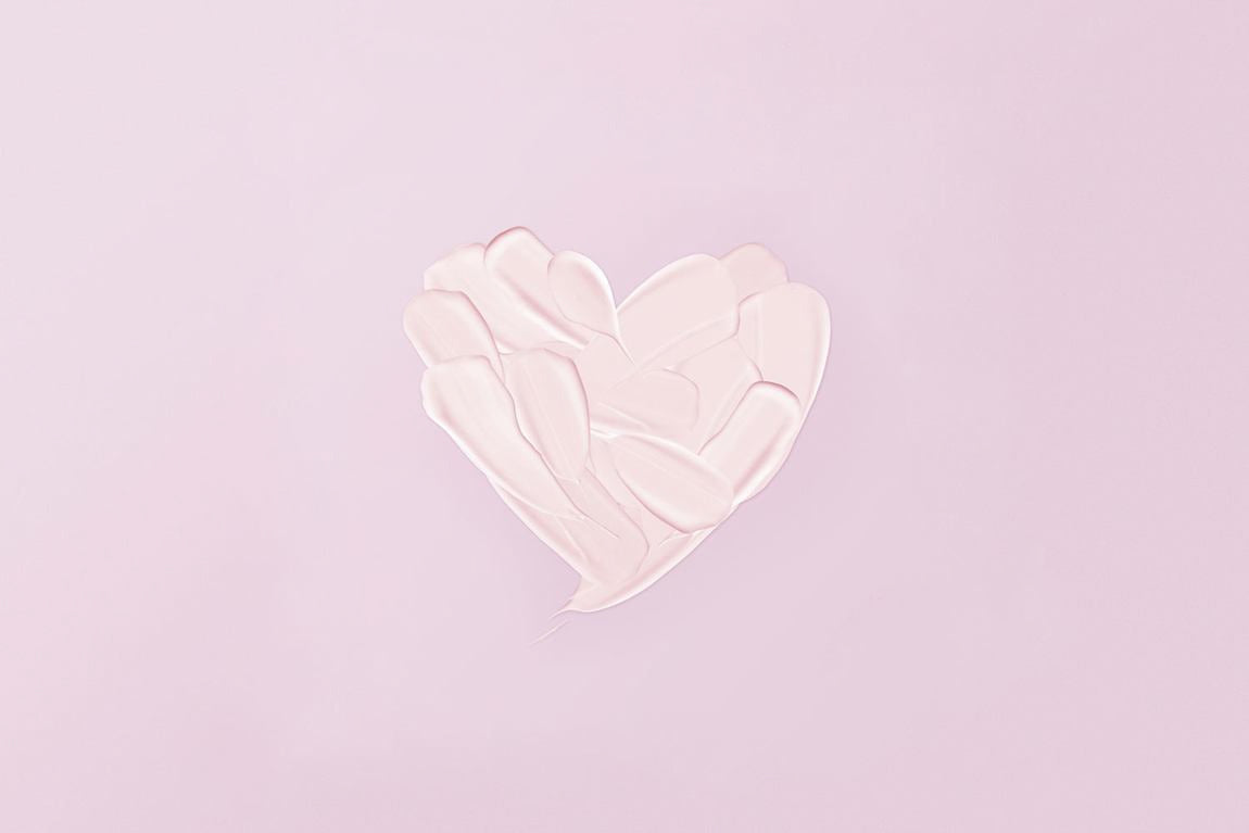 Forme de cœur en texture crème sur fond rose