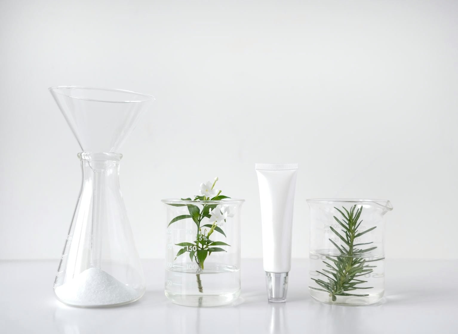 Techniciens de laboratoire en blouse blanche vérifient des produits sur des tables de travail