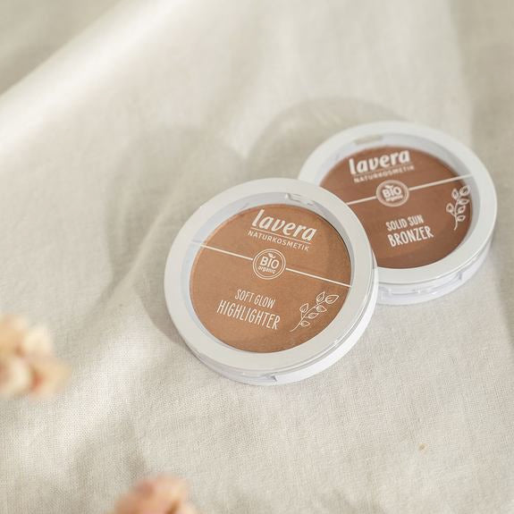 Soft Glow Highlighter und Solid Sun Bronzer nebeneinander