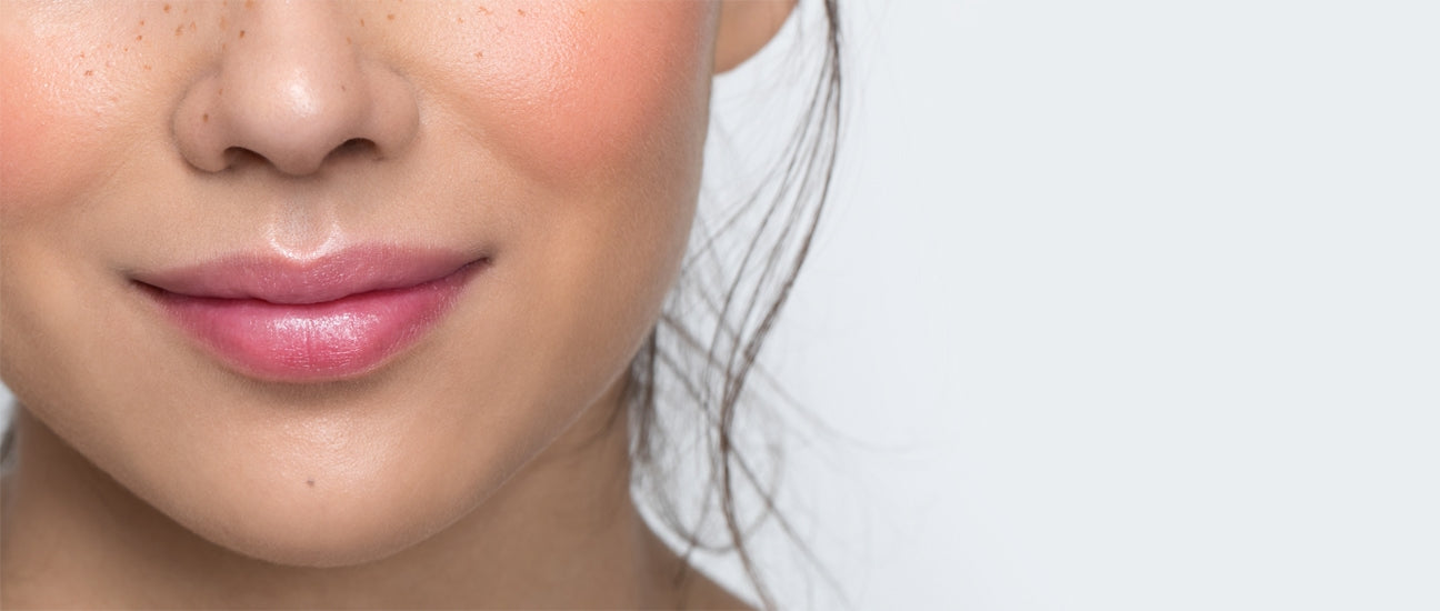 Gros plan des lèvres d'une femme souriante doucement