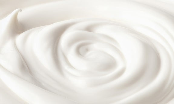 Crème blanche en texture tourbillonnante en gros plan
