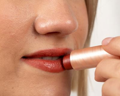 Multi Balm wird auf die Lippen aufgetragen