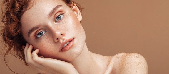Portrait d'une femme avec maquillage naturel et teint uniforme