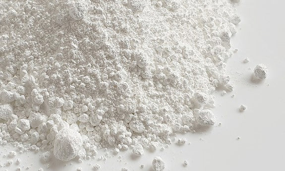 Poudre de dioxyde de titane blanc en gros plan