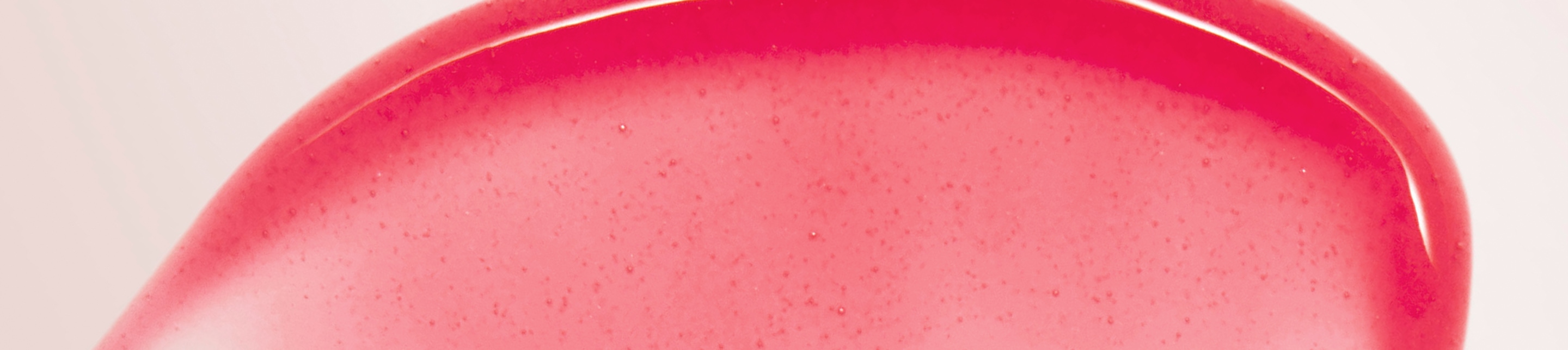 Un liquide rose est étalé