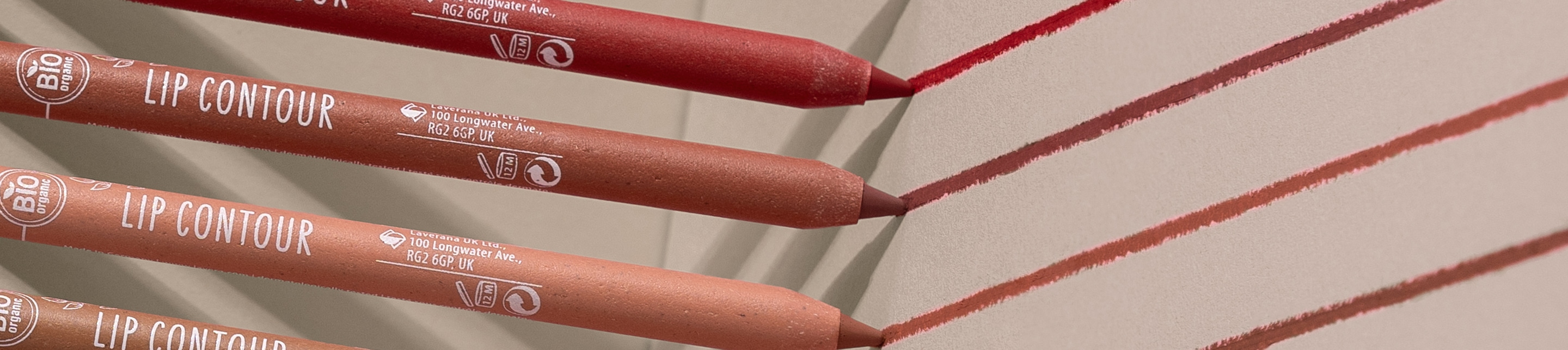 De nombreux Lip Contour lavera cosmétiques naturels sont appliqués uniformément sur une surface lisse