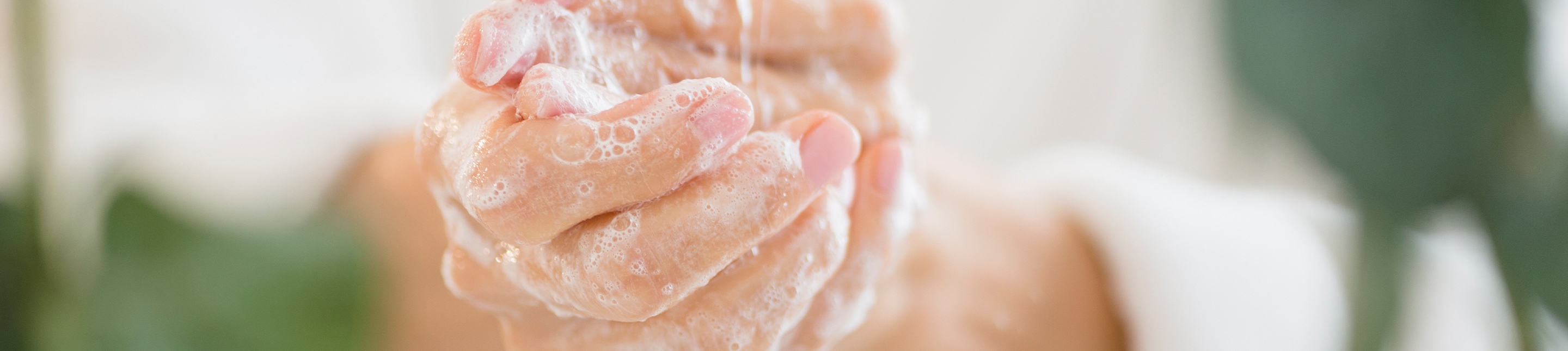 Handpflege lavera Naturkosmetik La mousse est doucement répartie entre les mains