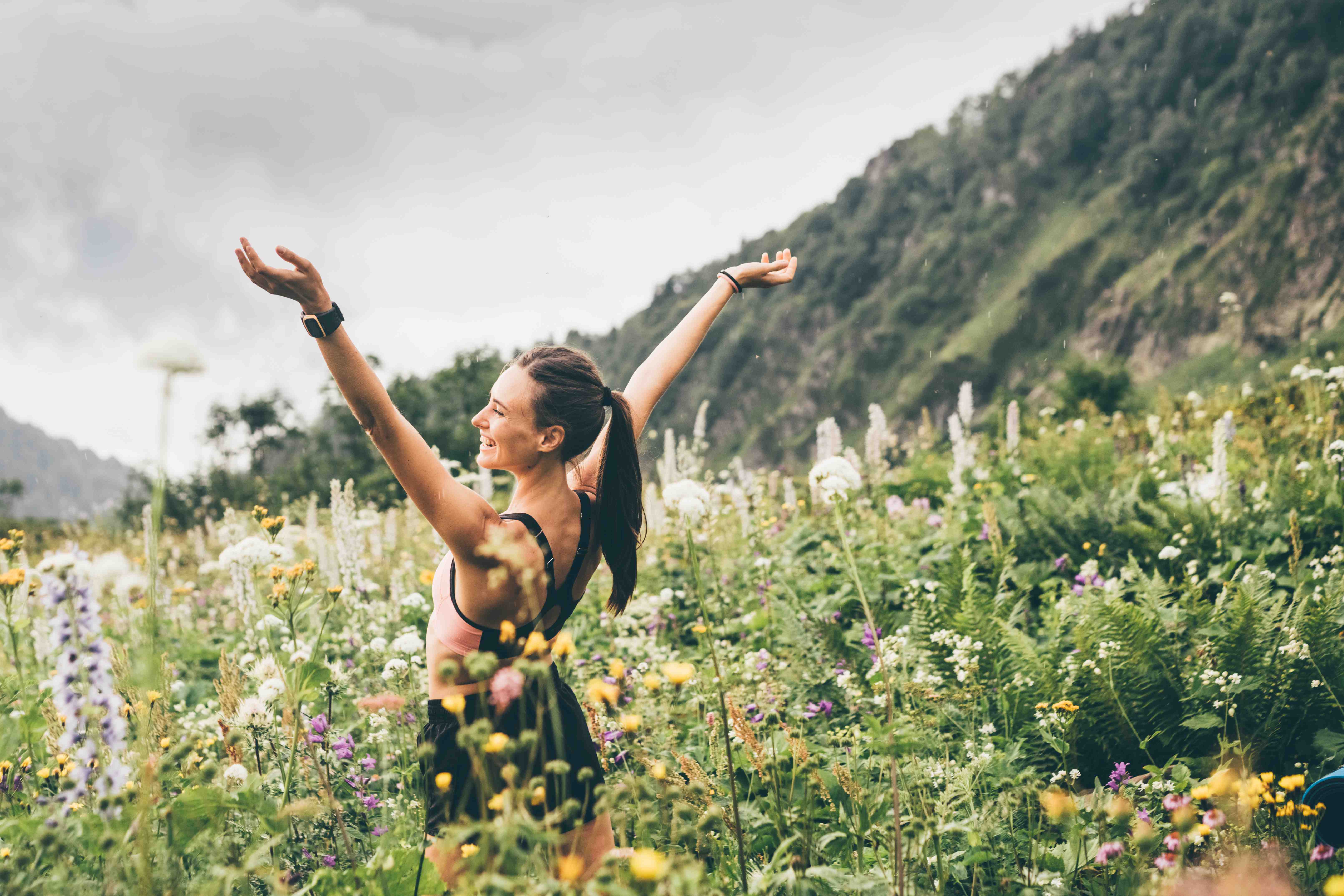 lavera Naturkosmetik Jeune femme debout dans la nature avec les bras tendus